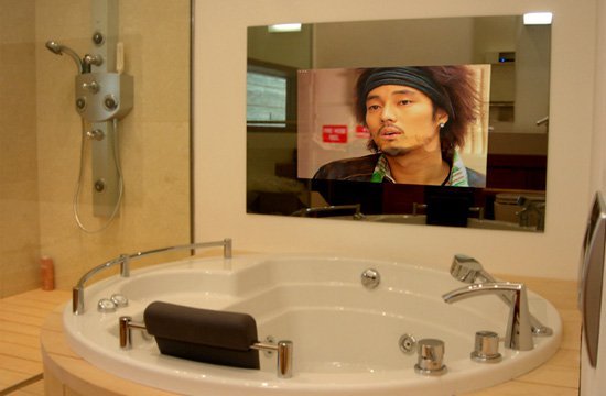 Телевизор в зеркале